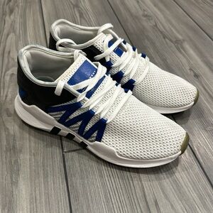 Women’s adidas shoes equipment. Size 7. Good condition.